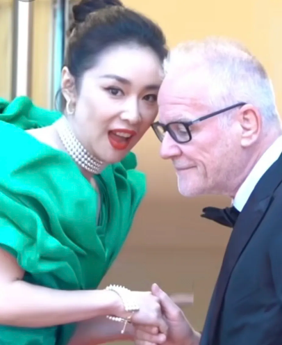 “大嫂”高葉亮相戛納紅毯和戛納主席全程英文熱聊，學一門外語太重要了，但實在不會外語怎么辦